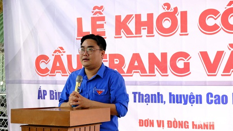 Thành ủy, Thành Đoàn TP.HCM thăm chiến sĩ Mùa hè xanh ở Đồng Tháp- Ảnh 2. Anh Ngô Minh Hải - bí thư Thành Đoàn TP.HCM - mong muốn các sinh viên dùng ngày công và tình cảm của mình để xây dựng, sửa chữa cây cầu mang tên nguyên bí thư Thành Đoàn TP.HCM - Ảnh: ĐẶNG TUYẾT