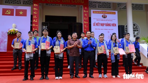 Thành ủy, Thành Đoàn TP.HCM thăm chiến sĩ Mùa hè xanh ở Đồng Tháp- Ảnh 6. Lãnh đạo Tỉnh ủy Đồng Tháp và lãnh đạo Tỉnh Đoàn Đồng Tháp tặng quà cho đảng viên mới - Ảnh: ĐẶNG TUYẾT