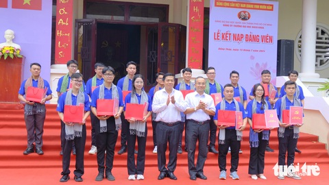 Thành ủy, Thành Đoàn TP.HCM thăm chiến sĩ Mùa hè xanh ở Đồng Tháp- Ảnh 7. Lãnh đạo huyện Tân Hồng, tỉnh Đồng Tháp tặng quà cho đảng viên mới - Ảnh: ĐẶNG TUYẾT