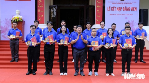 Thành ủy, Thành Đoàn TP.HCM thăm chiến sĩ Mùa hè xanh ở Đồng Tháp- Ảnh 8. Đại diện Thành ủy TP.HCM tặng quà cho các đảng viên mới - Ảnh: ĐẶNG TUYẾT