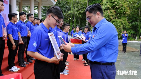 Thành ủy, Thành Đoàn TP.HCM thăm chiến sĩ Mùa hè xanh ở Đồng Tháp- Ảnh 9. Anh Ngô Minh Hải - bí thư Thành Đoàn TP.HCM - tặng quà cho đảng viên mới - Ảnh: ĐẶNG TUYẾT