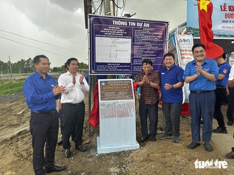 Thành ủy, Thành Đoàn TP.HCM thăm chiến sĩ Mùa hè xanh ở Đồng Tháp- Ảnh 10. Đoàn công tác và lãnh đạo địa phương khánh thành đường Lộ Làng 2, xã Tân Công Chí, huyện Tân Hồng, tỉnh Đồng Tháp - Ảnh: ĐẶNG TUYẾT