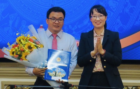 Ông Trần Văn Mạnh làm phó tổng biên tập tạp chí Giáo Dục TP.HCM- Ảnh 1. Bà Trần Thị Diệu Thúy - phó chủ tịch UBND TP.HCM - trao quyết định và tặng hoa chúc mừng ông Trần Văn Mạnh - phó tổng biên tập tạp chí Giáo Dục TP.HCM - Ảnh: THỦY PHẠM