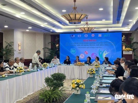 Nước mắm truyền thống, mì ăn liền lao đao vì quy định đã kiến nghị 8 năm- Ảnh 2. Các doanh nghiệp ngành hàng thực phẩm gặp nhiều khó khăn suốt gần 8 năm qua vì quy định không được tháo gỡ - Ảnh: N.BÌNH