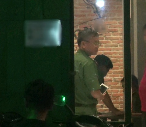 Người đàn ông đâm chết người phụ nữ lớn tuổi hơn rồi tự sát ở quận 12- Ảnh 1. Lực lượng chức năng có mặt tại quán trà - cà phê vào tối 15-7 - Ảnh: B.H.