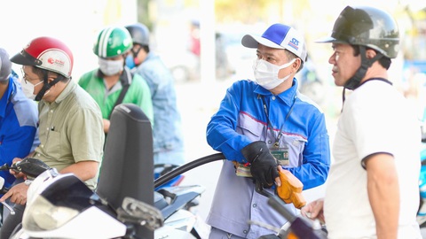 Doanh nghiệp tự quyết giá xăng dầu: Lo doanh nghiệp đầu mối lạm quyền- Ảnh 1. Nhiều chuyên gia lo ngại giá xăng dầu sẽ bị “neo” theo giá do các doanh nghiệp đầu mối lớn đưa ra - Ảnh: QUANG ĐỊNH