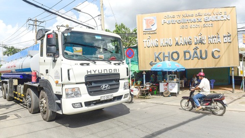 Doanh nghiệp tự quyết giá xăng dầu: Lo doanh nghiệp đầu mối lạm quyền- Ảnh 3. Theo các doanh nghiệp bán lẻ xăng dầu, cần quy định rõ quyền lợi trong các khâu trong chuỗi cung ứng xăng dầu - Ảnh: QUANG ĐỊNH