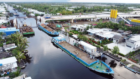 1.200km cao tốc cho miền Tây: Bao giờ có?- Ảnh 2. Một cây cầu (huyện Thới Bình, tỉnh Cà Mau) đang khẩn trương hoàn thiện trong tổng số 128 cây cầu trên toàn tuyến cao tốc Cần Thơ - Cà Mau - Ảnh: THANH HUYỀN
