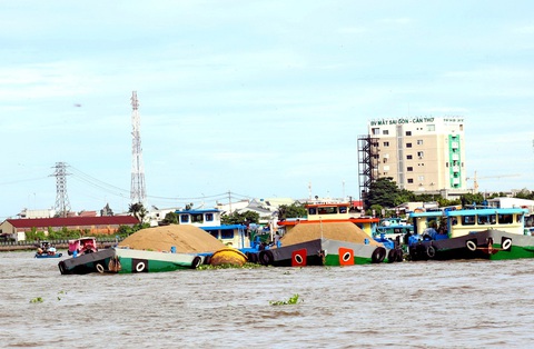 1.200km cao tốc cho miền Tây: Bao giờ có?- Ảnh 6. Nhu cầu vật liệu cát hiện nay ở ĐBSCL là rất lớn, ngoài phục vụ san lấp đường cao tốc còn phục vụ các công trình khác - Ảnh: CHÍ QUỐC