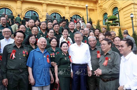 Chủ tịch nước Tô Lâm gặp gỡ cựu thanh niên xung phong- Ảnh 1. Chủ tịch nước Tô Lâm gặp gỡ các cựu thanh niên xung phong chiều 15-7 - Ảnh: TTXVN