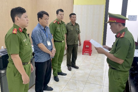 Bắt một đăng kiểm viên ở Đồng Nai về tội nhận hối lộ- Ảnh 1. Cơ quan cảnh sát điều tra Công an tỉnh Đồng Nai tống đạt quyết định khởi tố bị can và thi hành lệnh bắt bị can để tạm giam đối với Đặng Trần Huy (thứ hai từ trái qua) - Ảnh: Công an cung cấp