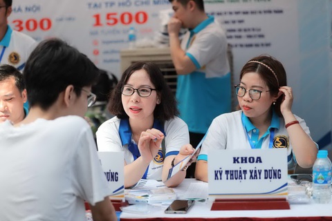 Tư vấn, giải đáp thắc mắc về lựa chọn nguyện vọng xét tuyển đại học 2024 - Ảnh 1. Thí sinh tìm hiểu thông tin của ĐH Bách khoa Hà Nội tại Ngày hội xét tuyển năm 2023 - Ảnh: DANH KHANG