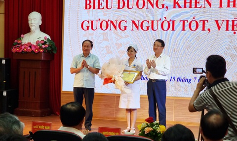 Khen thưởng nữ điều dưỡng cứu sống bé 7 ngày tuổi bị sặc sữa- Ảnh 1. Lãnh đạo TP Hải Phòng biểu dương, khen thưởng nữ điều dưỡng Nguyễn Thị Thảo khi đã nỗ lực cấp cứu cháu bé 7 ngày tuổi bị ngừng thở, ngừng tim vì sặc sữa - Ảnh: T. THẮNG