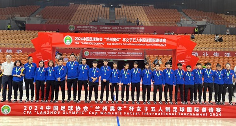 Tuyển futsal nữ Việt Nam lỡ cơ hội vô địch tại Trung Quốc- Ảnh 1. Đội tuyển futsal nữ Việt Nam trên bục nhận HCB - Ảnh: VFF