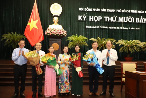 Giám đốc Sở Tài chính và chánh Thanh tra TP làm ủy viên UBND TP.HCM- Ảnh 1. 2 ủy viên UBND TP và 2 tân phó ban HĐND TP nhận hoa chúc mừng - Ảnh: H.Q.