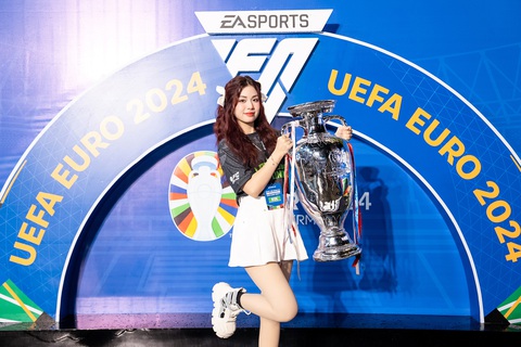 Tiến Linh cùng nghệ sĩ khuấy động trước chung kết Euro 2024- Ảnh 5. Cúp vô địch Euro 2024 mô phỏng tại sự kiện - Ảnh: BTC