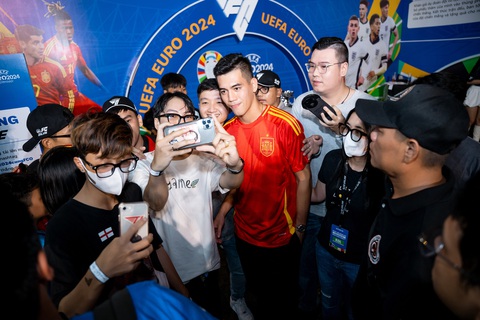 Tiến Linh cùng nghệ sĩ khuấy động trước chung kết Euro 2024- Ảnh 4. Tiến Linh cùng người hâm mộ tại ngày hội chung kết Euro 2024 - Ảnh: BTC