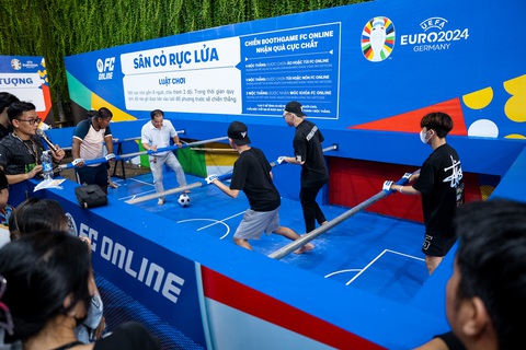 Tiến Linh cùng nghệ sĩ khuấy động trước chung kết Euro 2024- Ảnh 2. Người hâm mộ tham gia trò chơi trước trận chung kết - Ảnh: BTC