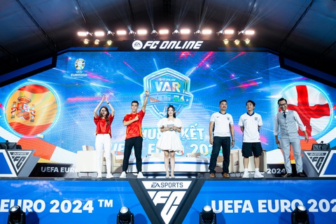 Tiến Linh cùng nghệ sĩ khuấy động trước chung kết Euro 2024- Ảnh 6. Tiến Linh và MC Mù Tạt (áo đỏ) tự tin Tây Ban Nha sẽ thắng - Ảnh: BTC