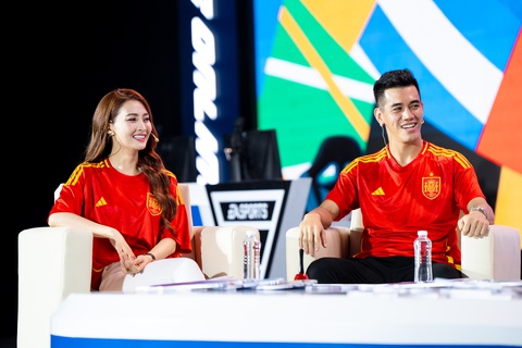 Tiến Linh cùng nghệ sĩ khuấy động trước chung kết Euro 2024- Ảnh 1. Tiền đạo Tiến Linh (phải) và MC Mù Tạt giao lưu với người hâm mộ - Ảnh: BTC