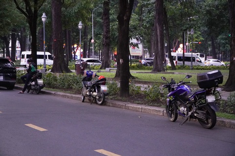 Đỏ mắt tìm chỗ gửi xe ở công viên- Ảnh 3. Nhiều người thản nhiên khóa cổ đậu xe ở công viên 30-4 (quận 1) - Ảnh: AN VI