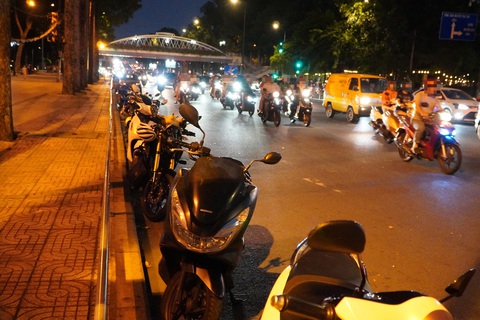Đỏ mắt tìm chỗ gửi xe ở công viên- Ảnh 7. Người dân đến công viên Gia Định đậu xe dưới lòng đường giữa dòng xe cộ đông đúc - Ảnh: AN VI