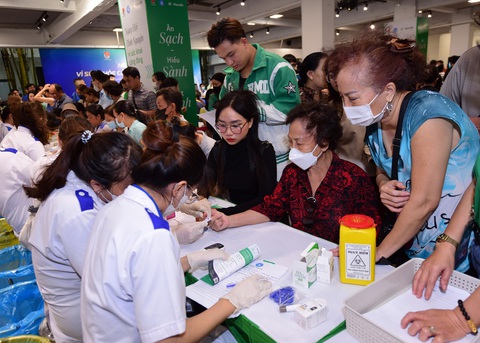 1.000 người ở TP.HCM vừa được tầm soát vi khuẩn HP miễn phí- Ảnh 1. Người dân tham gia tầm soát vi khuẩn HP miễn phí.