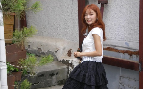 Nữ idol K-pop bị ‘ném đá’ vì đổi giày với quản lý ở sân bay- Ảnh 1. Seulgi bị chỉ trích ngược đãi nhân viên vì hành động đổi giày