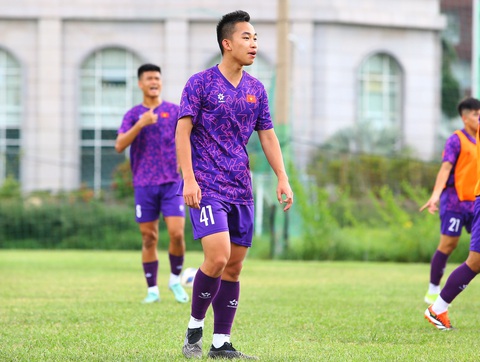Cầu thủ Việt kiều bị loại trước ngày đội U19 Việt Nam xuất quân- Ảnh 1. Hồ Hữu Hưng sẽ trở về Czech sau khi bị loại - Ảnh: QUANG THỊNH