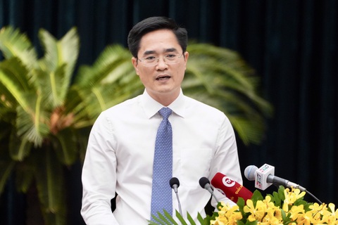 TP.HCM phấn đấu đến 2035 hoàn thành 183km đường sắt đô thị- Ảnh 1. Giám đốc Sở Giao thông vận tải TP.HCM Trần Quang Lâm phát biểu tại kỳ họp - Ảnh: HỮU HẠNH