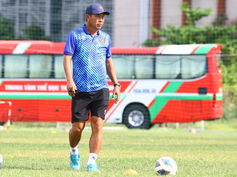 Cầu thủ Việt kiều bị loại trước ngày đội U19 Việt Nam xuất quân- Ảnh 2. HLV Hứa Hiền Vinh đặt mục tiêu nhất bảng B - Ảnh: QUANG THỊNH