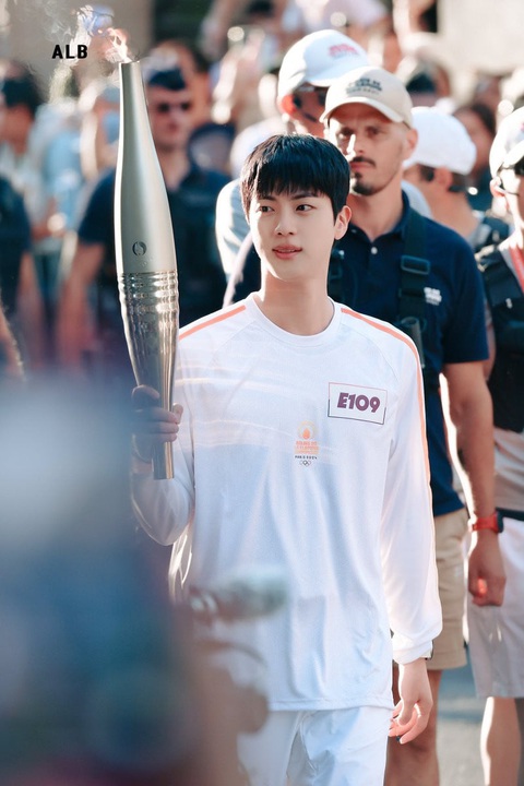 Visual như tranh vẽ của Jin (BTS) tại Olympic Paris gây sốt- Ảnh 3. Hình ảnh của Jin cầm ngọn đuốc tại Olympic Paris gây sốt trên các nền tảng mạng
