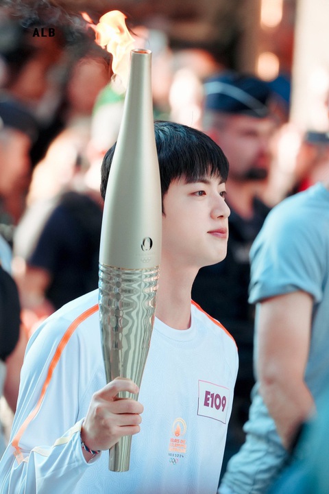 Visual như tranh vẽ của Jin (BTS) tại Olympic Paris gây sốt- Ảnh 2. Visual như tranh vẽ của Jin (BTS) tại Olympic Paris gây sốt- Ảnh 2.