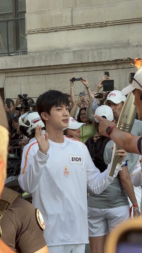 Visual như tranh vẽ của Jin (BTS) tại Olympic Paris gây sốt- Ảnh 4. Jin được người hâm mộ chào đón nồng nhiệt