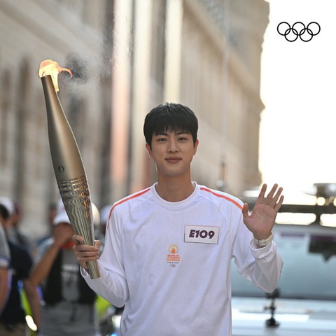 Visual như tranh vẽ của Jin (BTS) tại Olympic Paris gây sốt- Ảnh 1. Jin (BTS) vinh dự trở thành người Hàn Quốc đầu tiên rước đuốc tại Thế vận hội