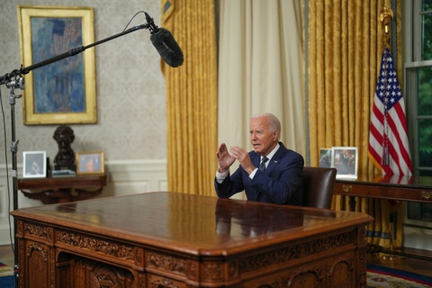 Tổng thống Biden kêu gọi 'hạ nhiệt' chính trường- Ảnh 1. Tổng thống Joe Biden phát biểu trước toàn nước Mỹ từ Phòng Bầu dục của Nhà Trắng ở Washington D.C ngày 14-7 - Ảnh: AFP