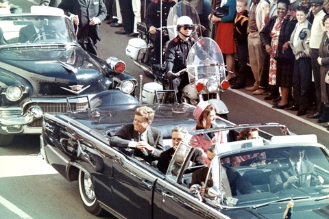 Nhìn lại các vụ ám sát tổng thống làm rung chuyển nước Mỹ- Ảnh 2. Tổng thống John F. Kennedy trên đoàn xe diễu hành cùng đệ nhất phu nhân Jacqueline Kennedy và thống đốc Texas John Connally vài phút trước khi ông bị ám sát ngày 22-11-1963 - Ảnh: Tư liệu lịch sử Mỹ/REUTERS