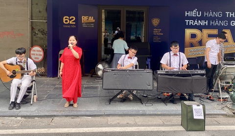 Cuối tuần, ban nhạc Nắng mới biểu diễn âm nhạc trên một góc phố Tràng Tiền thu hút du khách đến ghé thăm thủ đô - Ảnh: HÀ THANH Cuối tuần, ban nhạc Nắng mới biểu diễn âm nhạc trên một góc phố Tràng Tiền thu hút du khách đến ghé thăm thủ đô - Ảnh: HÀ THANH