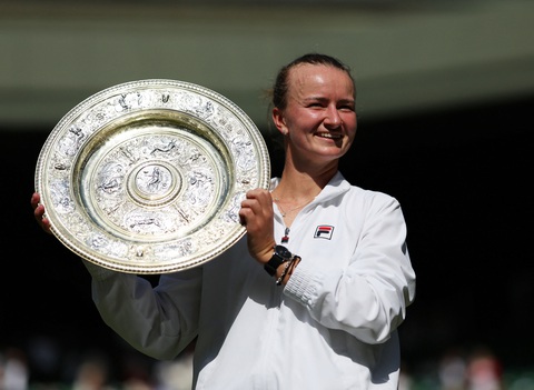 Dáng dấp huyền thoại của Barbora Krejcikova- Ảnh 1. Barbora Krejcikova với chiếc đĩa vô địch Wimbledon - Ảnh: Reuters