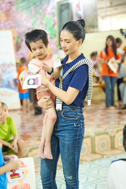 Á hậu Quỳnh Châu tiết lộ điểm chung với hoa hậu Bùi Quỳnh Hoa- Ảnh 2. Bùi Quỳnh Hoa vui chơi bên các em nhỏ tại một ngôi chùa ở Gò Vấp, TP.HCM.