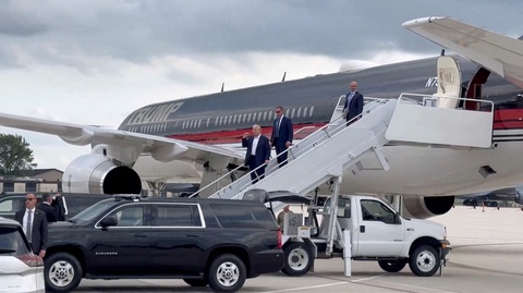 Ngày 14-7, cựu tổng thống Mỹ Donald Trump hạ cánh xuống thành phố Milwaukee để dự Đại hội Đảng Cộng hòa - Ảnh: REUTERS Ngày 14-7, cựu tổng thống Mỹ Donald Trump đến thành phố Milwaukee để dự Đại hội Đảng Cộng hòa - Ảnh: REUTERS