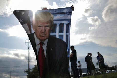 Ông Trump đến dự đại hội Đảng Cộng hòa, chờ được đề cử chính thức- Ảnh 1. Những người ủng hộ ứng cử viên tổng thống Đảng Cộng hòa Donald Trump chờ ông đến Milwaukee, bang Wisconsin, ngày 14-7 - Ảnh: REUTERS