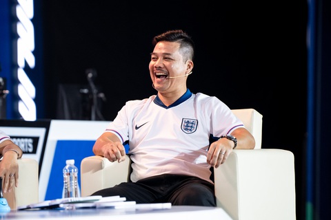 Euro 2024 ngày cuối: Lễ bế mạc ngắn gọn, mở màn đại tiệc- Ảnh 9. Cựu tuyển thủ Phạm Như Thuần ủng hộ đội tuyển Anh ở chung kết Euro 2024 - Ảnh: NGUYÊN KHÔI