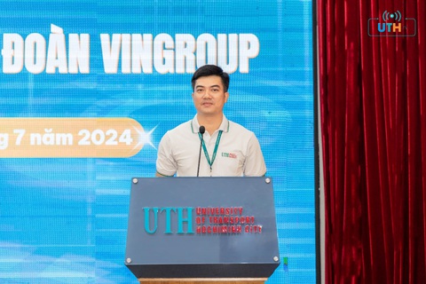 Sinh viên Giao thông vận tải TP.HCM 'thực chiến' với học kỳ doanh nghiệp- Ảnh 2. PGS.TS Nguyễn Anh Tuấn, phó hiệu trưởng, chúc các em sinh viên có kỳ thực tập thành công tại buổi ra quân 15-7-2024