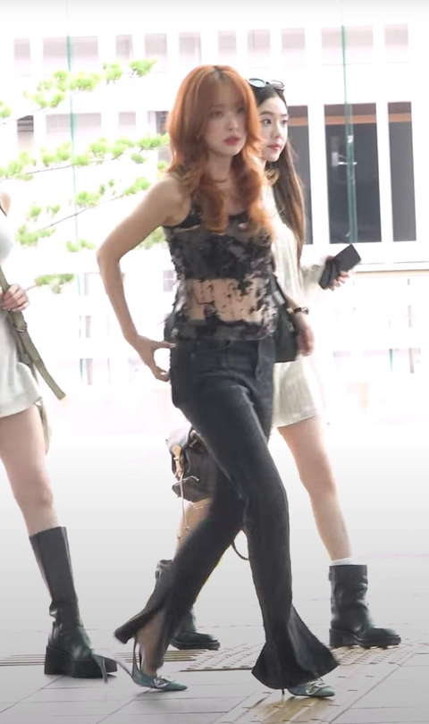 Nữ idol K-pop bị ‘ném đá’ vì đổi giày với quản lý ở sân bay- Ảnh 3.