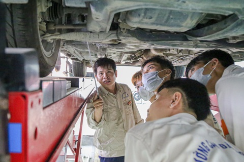 Sinh viên thực tập tại một xưởng ô tô tại Trường cao đẳng nghề Hà Nam - Ảnh: HÀ QUÂN Sinh viên thực tập tại một xưởng ô tô tại Trường cao đẳng nghề Hà Nam - Ảnh: HÀ QUÂN