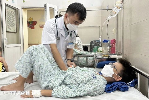 Bác sĩ thăm khám cho bệnh nhi điều trị sốt xuất huyết tại Bệnh viện Đa khoa Xanh Pôn. (Ảnh: Minh Quyết/TTXVN) Bác sĩ thăm khám cho bệnh nhi điều trị sốt xuất huyết tại Bệnh viện Đa khoa Xanh Pôn - Ảnh: TTXVN