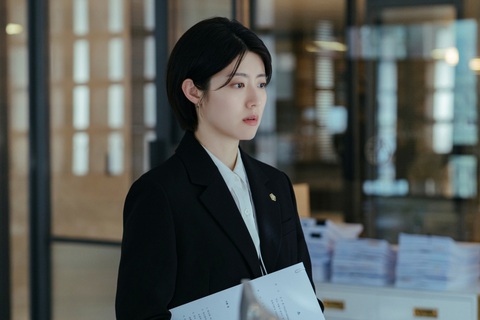 Jang Nara làm luật sư chuyên giải quyết ly hôn trong Good Partner- Ảnh 5. Nam Ji Hyun làm cấp dưới của Jang Nara trong phim mới - Ảnh: Soompi