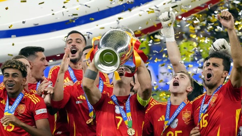 Cựu danh thủ Lê Công Vinh: Tây Ban Nha xứng đáng vô địch Euro 2024- Ảnh 1. Tây Ban Nha ăn mừng chức vô địch Euro 2024 - Ảnh: AP