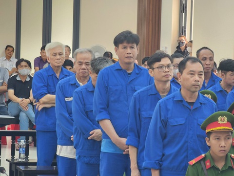 Cựu cán bộ huyện Chợ Mới nói có tội, nhưng không tham ô- Ảnh 1. Các bị cáo trong vụ án tham ô tài sản tại huyện Chợ Mới - Ảnh: CHÍ HẠNH
